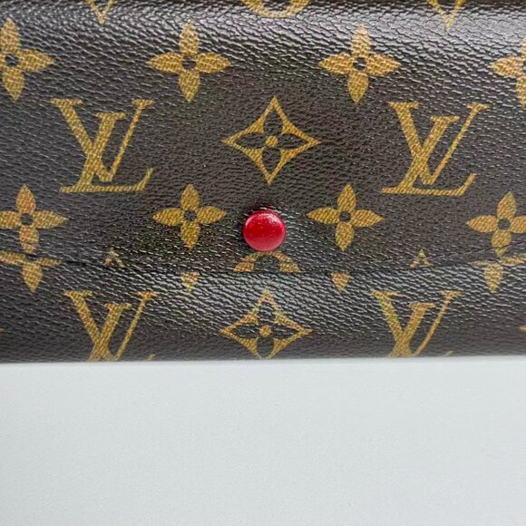 Louis Vuitton Monogram Canvas Wallet with Classic Design and Red Pin Detail - Picture 6 of 7